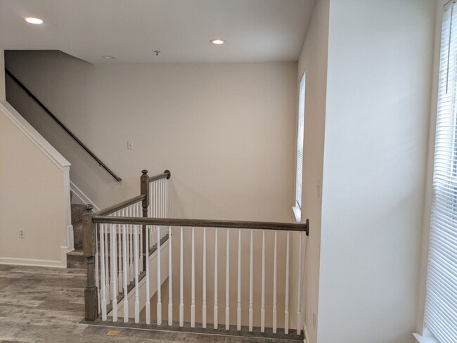 Building Photo - Completely Renovated Townhouse in convenie...