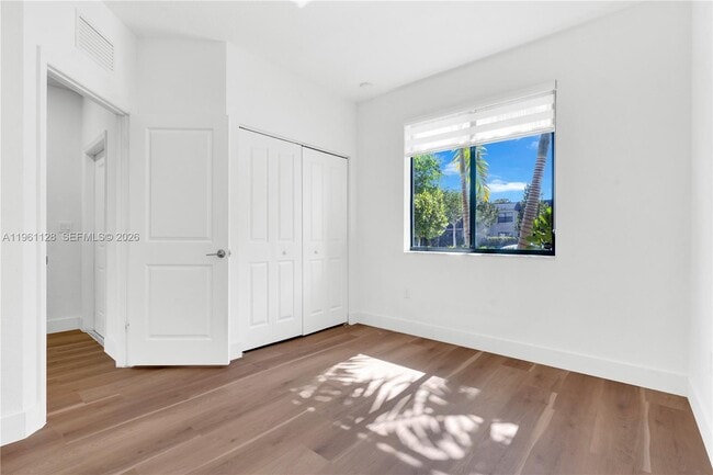 Building Photo - 859 NE 211th St