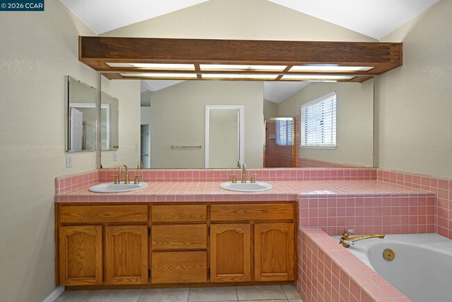 Building Photo - 1319 Strawberry Ct