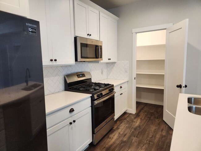 Building Photo - Great 3 Bd 2 Ba Townhome 2 Car Garage