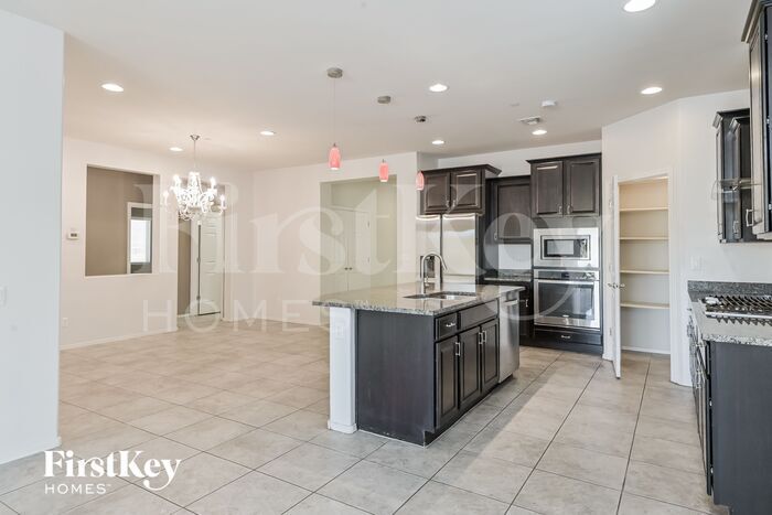 Building Photo - 8075 N Circulo El Palmito