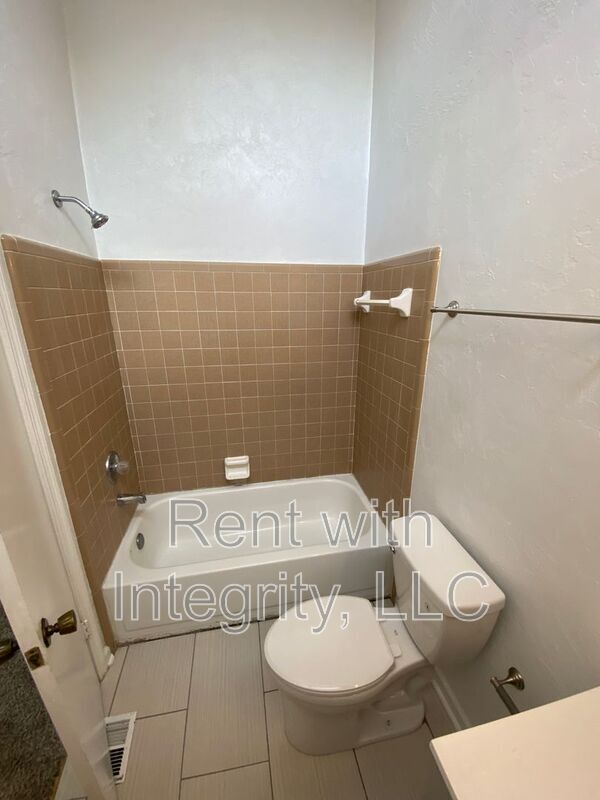 Building Photo - 1242 High Rd