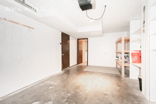 Building Photo - Roomy duplex w/ Finished Lower Level + Fen...
