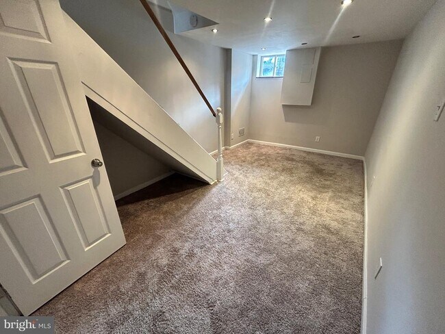 Building Photo - 40 E Barney St