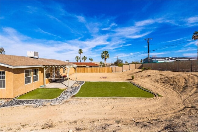 Building Photo - 29 Palms home in great neighborhood!