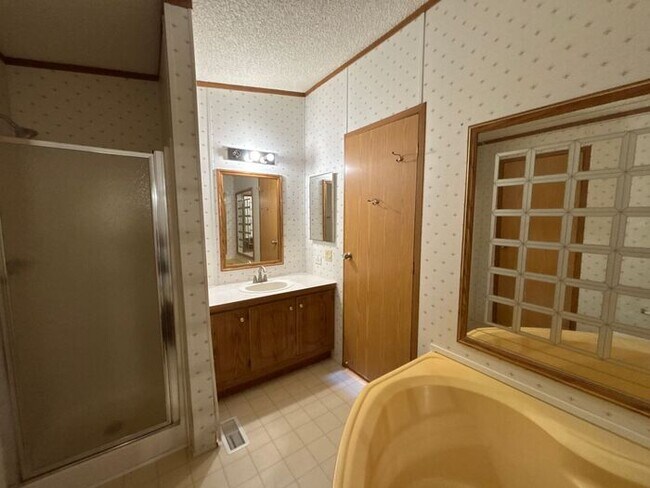 Building Photo - READY TO VIEW NOW! Adorable 3 Bed 2 Bath Home in New River NO HOA