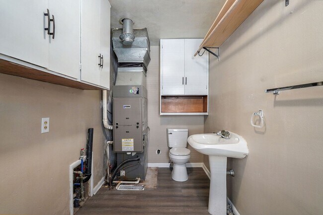 Building Photo - Adorable 3 Bedroom, 1.5 Bathroom House!
