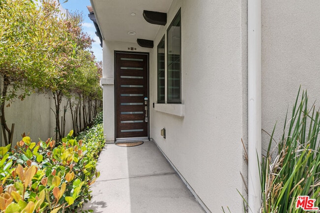 Building Photo - 5934 W Luna Park