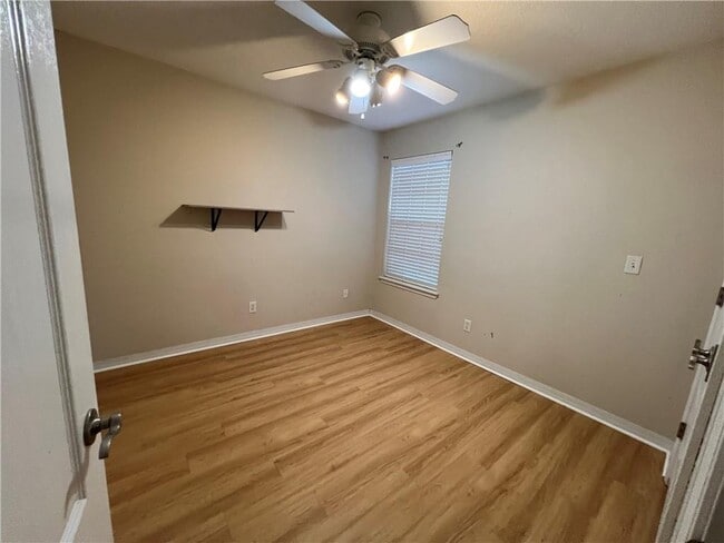 Building Photo - 235 Ravenwood Blvd