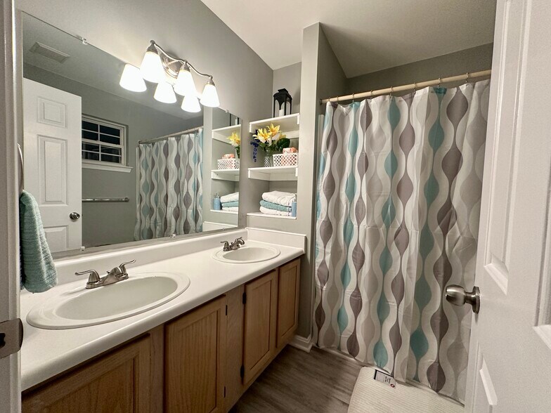 Master Bathroom - 106 Fawn Rdg N