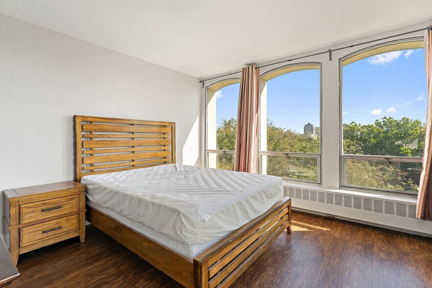 Building Photo - 1450 E 55th Pl