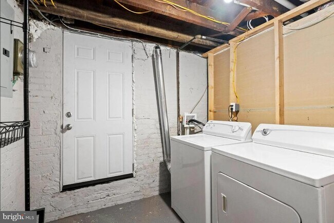 Building Photo - 910 N Kenwood Ave