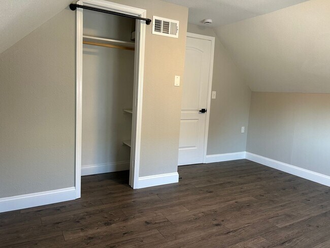 Building Photo - Modern Renovation in Sought-After Area