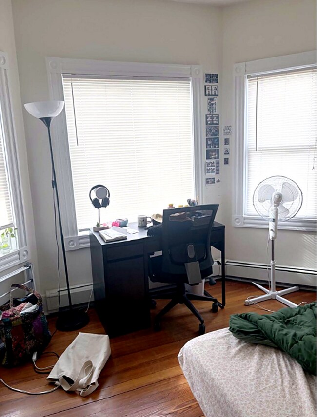 Building Photo - Spacious 4 Bed - Close to Tufts University - Natural Light