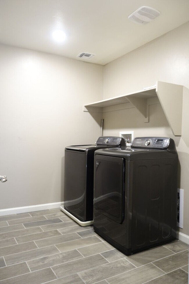 Building Photo - (Vail) Spacious 5 bedroom 3 bath house!