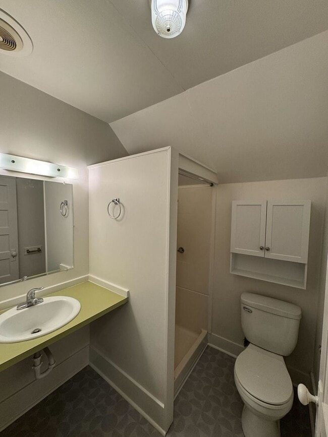 Building Photo - 2 Bedroom in Triplex Near Downtown and Campus