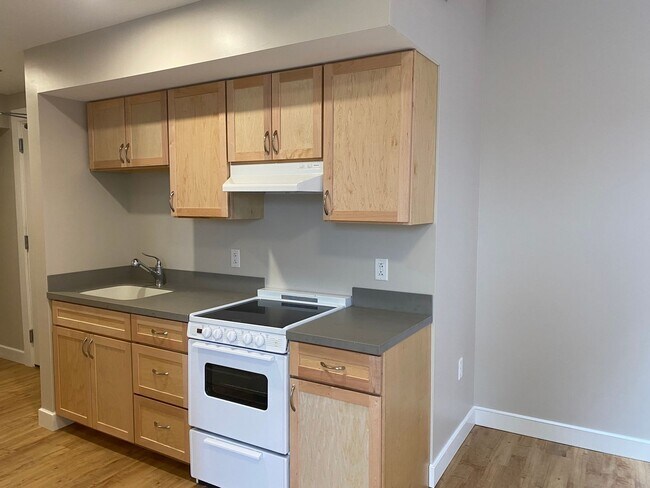 Building Photo - Putnam Winslow– $1,350 – 1 Bathroom Studio, 370 SQ.FT. – UTILITIES INCLUDED, Available 6/8/26