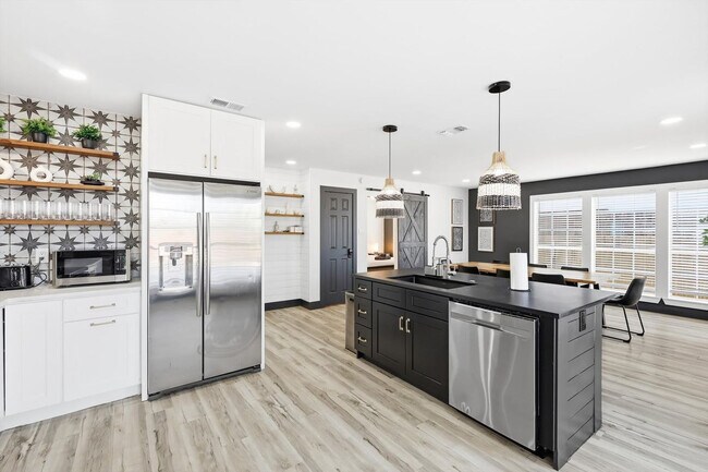 Building Photo - 6440 Knoll Ridge Dr