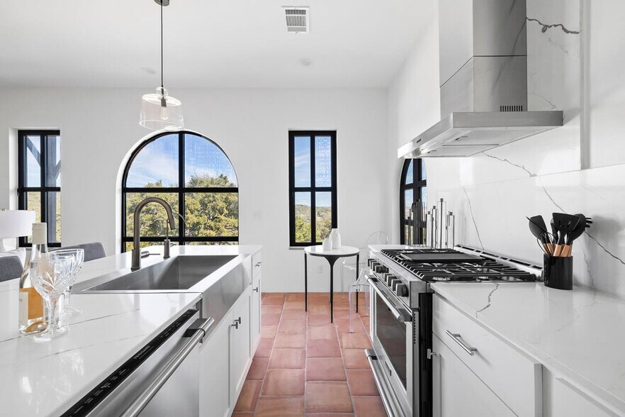 Building Photo - 2701 Bumble Bee Dr