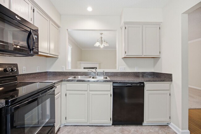 Building Photo - Beautiful End-Unit Townhome with Fresh Updates in Convenient Raleigh Location!