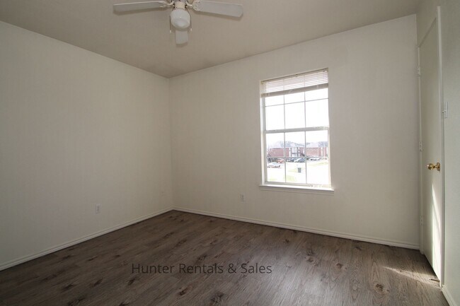 Building Photo - Stylish!