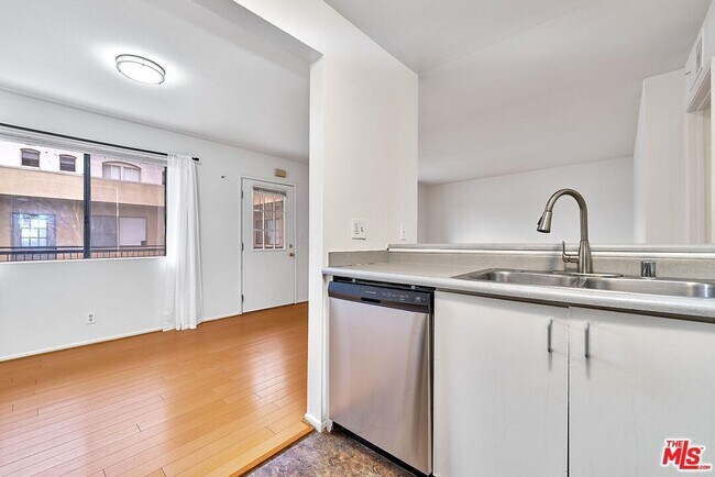 Building Photo - 326 S Manhattan Pl