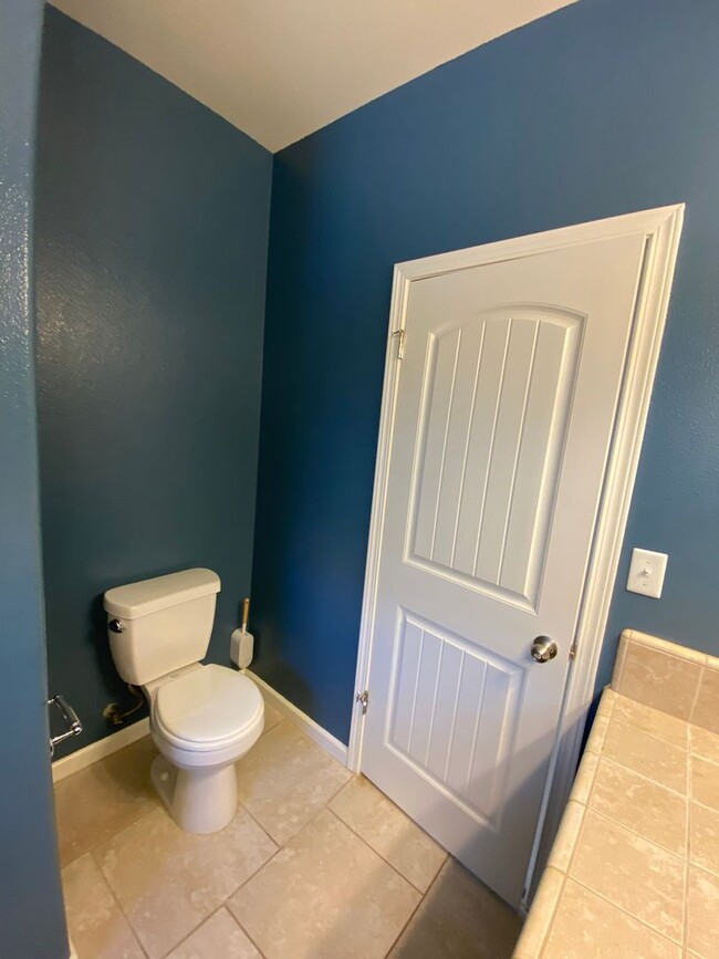 Building Photo - NW Visalia Home Available now, October SPE...