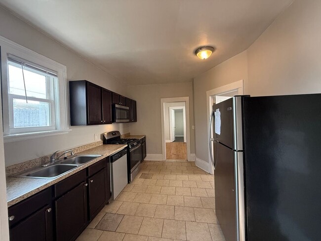 Building Photo - 4 Bedroom, 1.5 Bath Home – Swan Neighborho...