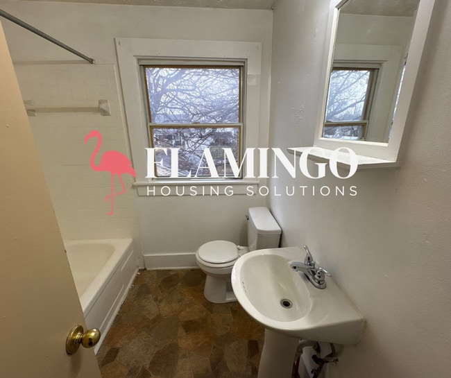 Building Photo - 725 Maplehurst Ave