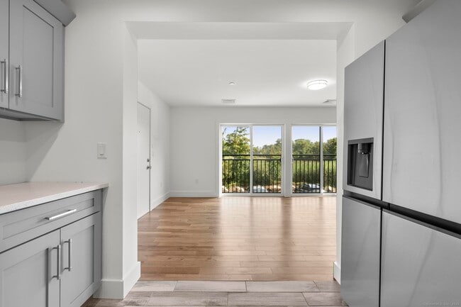 Building Photo - 245 E Main St