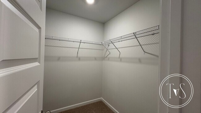 Building Photo - RATE DROP ALERT (was $2240/month) and SUMM...