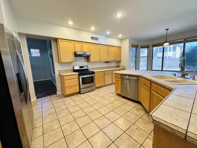 Building Photo - 672 W Raven Dr