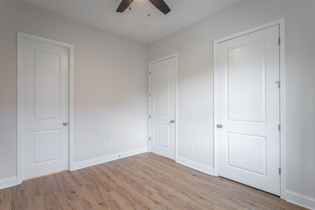 Building Photo - 2017 S Lyerly St