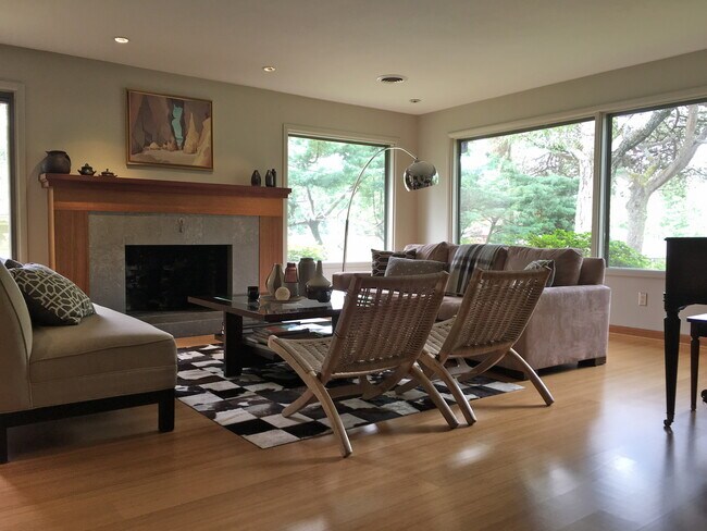 Building Photo - Lovely Mid Century Ranch in sought after West Slope neighborhood!