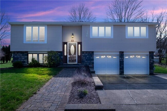 Building Photo - 16 Wheatfield Dr