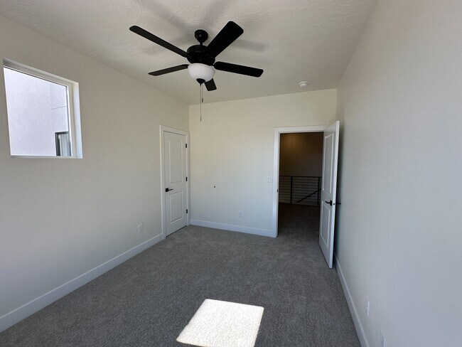 Building Photo - Brand New Townhome