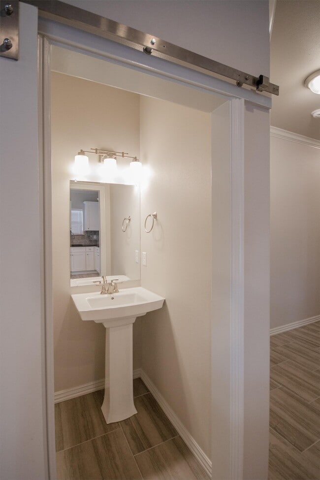 Building Photo - 641 N Keats Dr