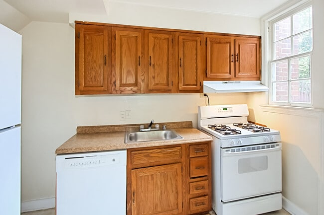 Building Photo - Blocks to Crystal City Metro and just minutes to Washington, D.C. via the 14th Street Bridge