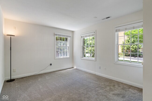 Building Photo - 12735 Edgemont Way