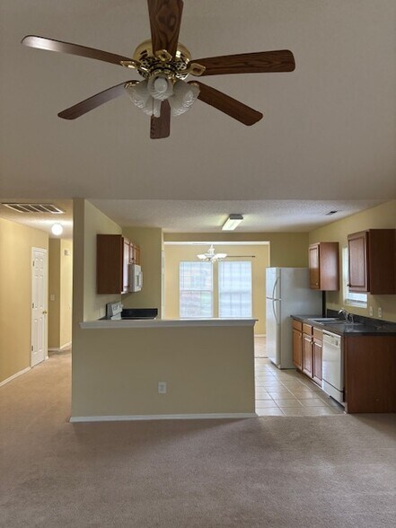 Building Photo - 633 Oakhurst Dr