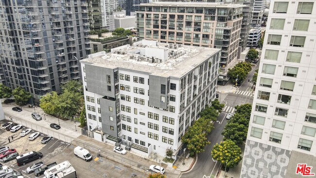Building Photo - 330 W 11th St