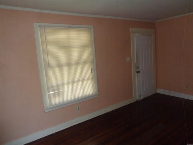 Building Photo - 920 S Elm St