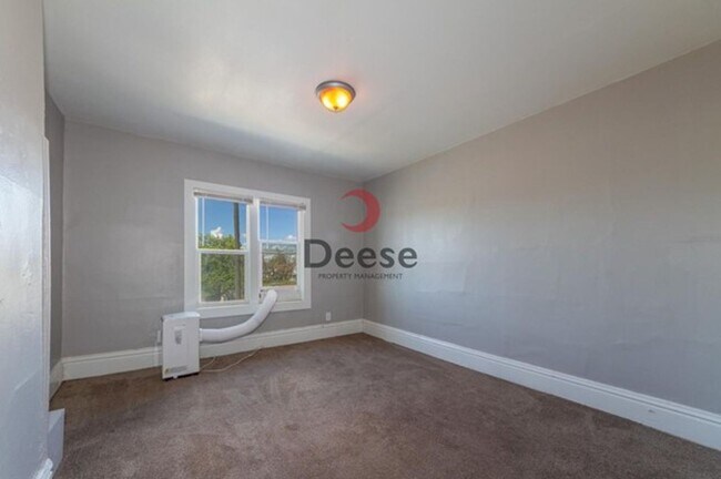 Building Photo - Adorable Home Centrally Located