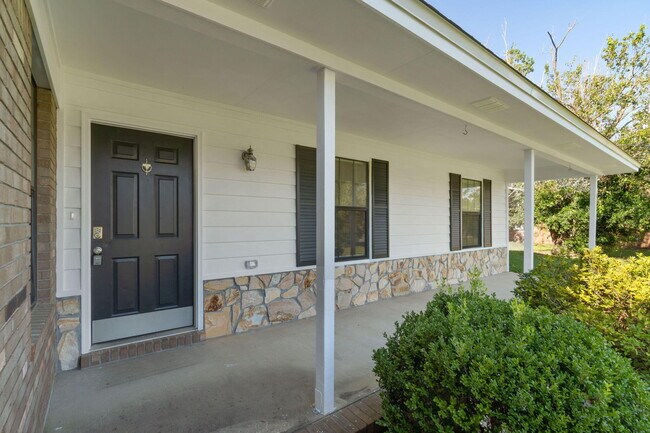 Building Photo - 502 Krest Dr