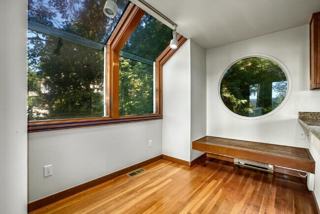 Building Photo - Outstanding Lake Sammamish Views. Private ...