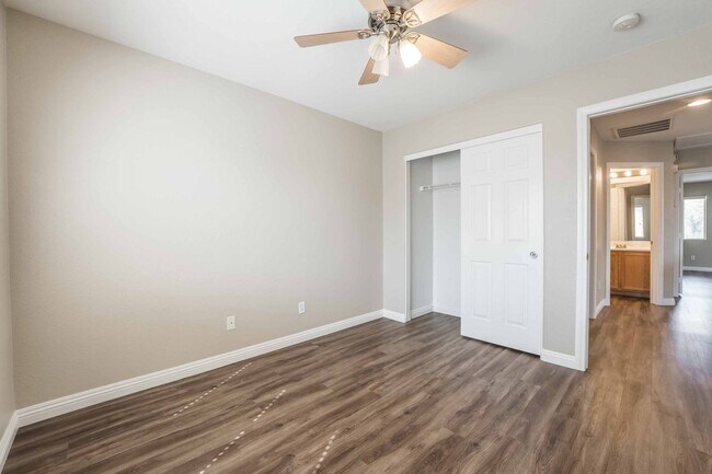 Building Photo - 3 BEDROOM HOUSE WITH OPEN FLOOR PLAN !!