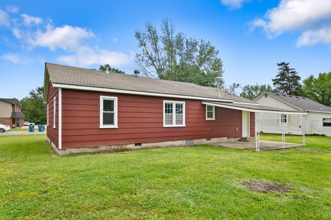 Building Photo - 3 Bed, 2 Bath Home Available in Gentry!