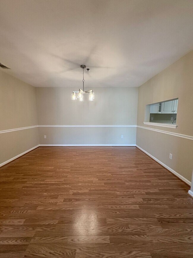 Building Photo - LARGE 2ND FLOOR CONDO