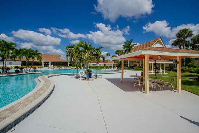 Building Photo - Fully Furnished Naples Condo- Available for Annual Rental Starting April