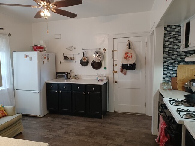 kitchen - 4013 N Prospect Ave